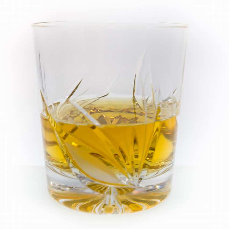 Szklanki do whisky ZA-890 320 g, wzór MAGDA – wyrafinowany wygląd i wysoka jakość szkła kryształowego. Perfekcyjne do drinków, stylowego serwowania i na wyjątkowe okazje.