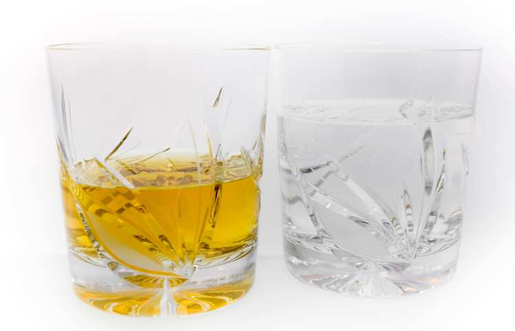 Kryształowe szklanki ZA-890 320 g, wzór MAGDA – elegancki szlif i nowoczesny styl. Idealne do whisky, bourbonu i drinków. Wysokiej jakości szkło kryształowe. Doskonałe do domu, na prezent lub do stylowego barku.